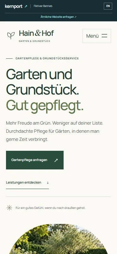 Mobile deutsche Hain-&-Hof-Startansicht: große Überschrift, Aktionen untereinander und Gartenmotiv darunter