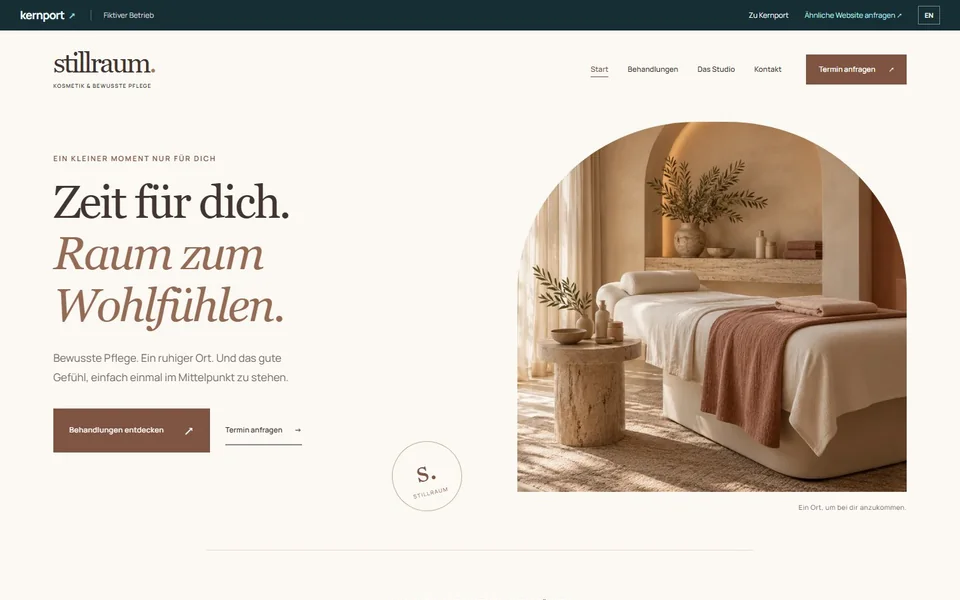 Deutsche Studio-Stillraum-Beispielwebsite mit Serifenschrift und einem Behandlungsraum in warmen Naturtönen