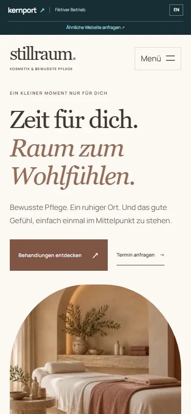 Mobile deutsche Studio-Stillraum-Startansicht mit Serifenschrift, Kontaktaktionen und Raummotiv unter der Einführung