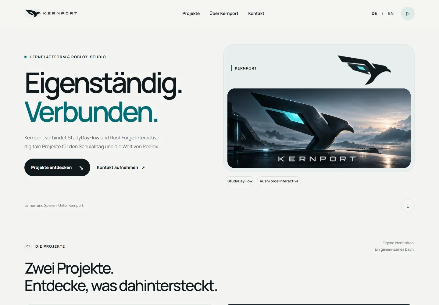 Desktopansicht der eigenen Kernport-Startseite mit Falcon-Motiv, heller Gestaltung und großer Typografie